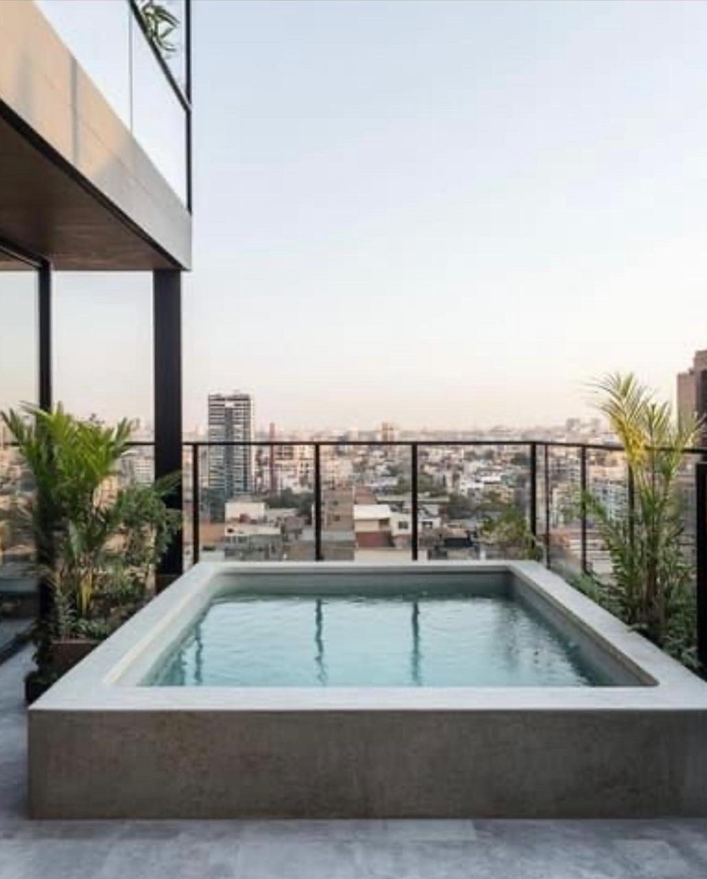 Piscina en azotea con vista a la ciudad de Lima