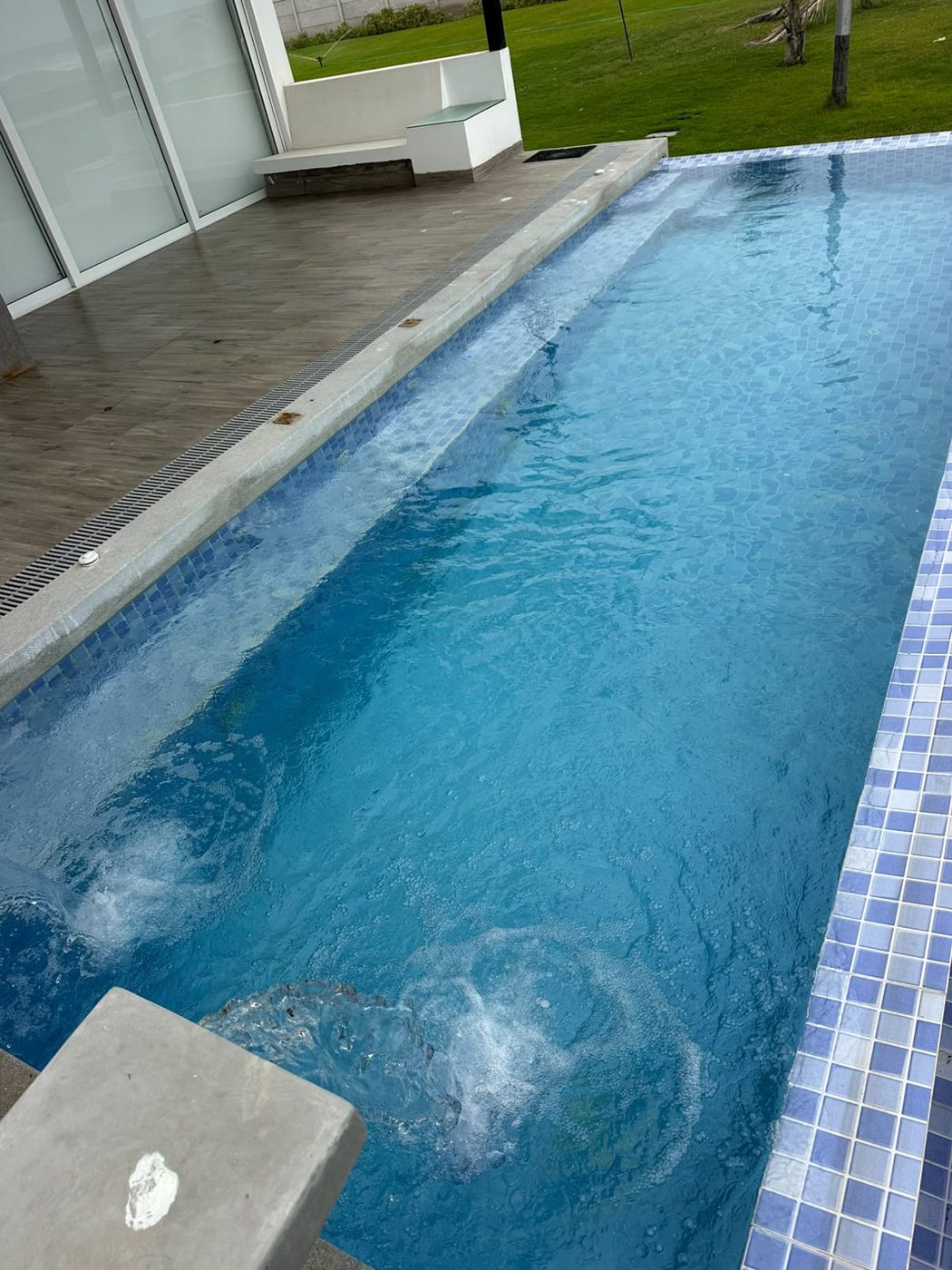 Piscina con hidromasaje y banca sumergida