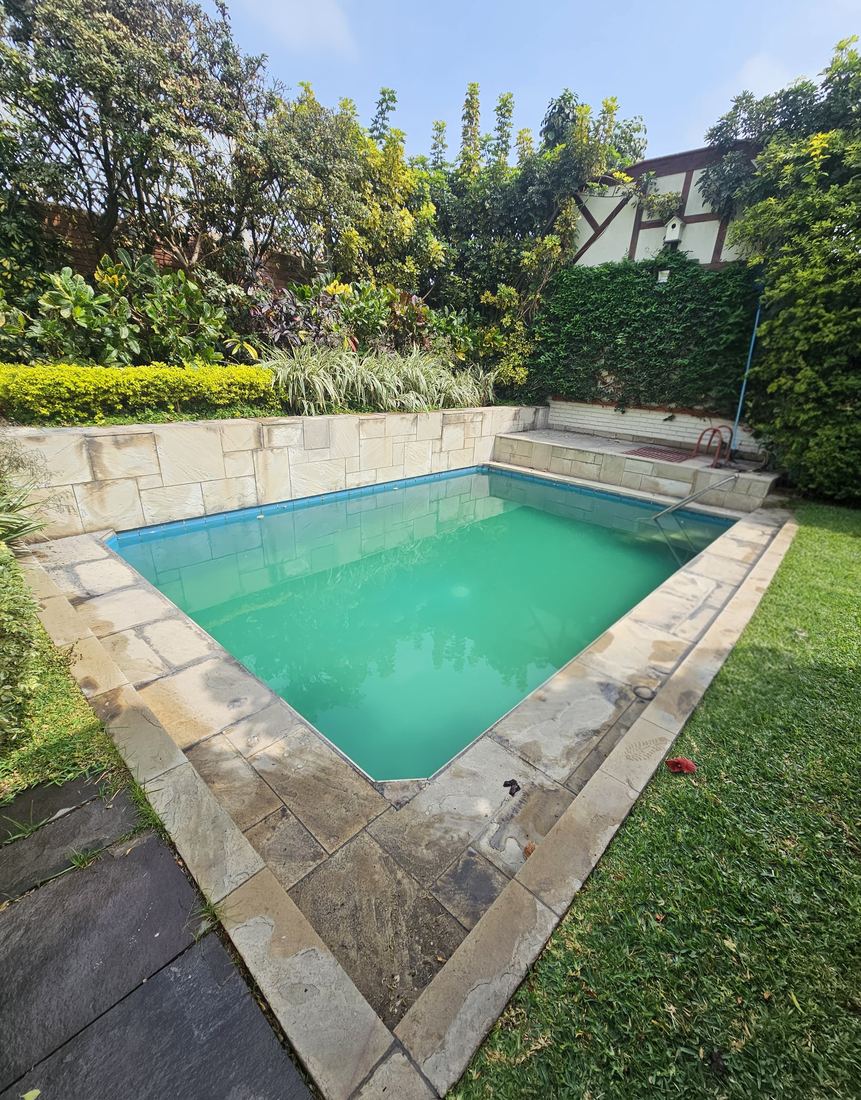 Piscina en el jardín de una casa en La Molina